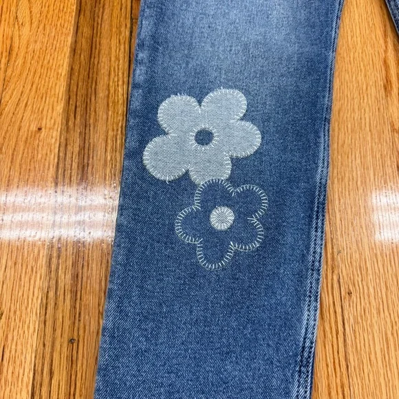 NWT Hollister Women's Straight Leg High Rise Mom Jeans with Floral Patch Design - Picture 3 of 13